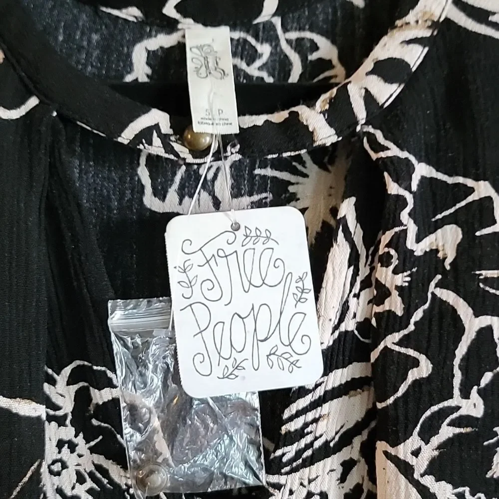 Free People-blk/iv/tan long sleeved print top with band around neck. S/M. NWT.